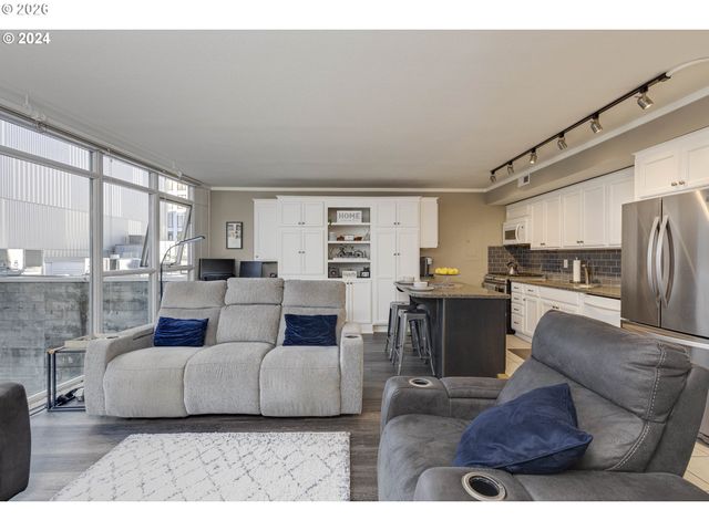 533 Ne HOLLADAY St 409, Portland, OR 97232