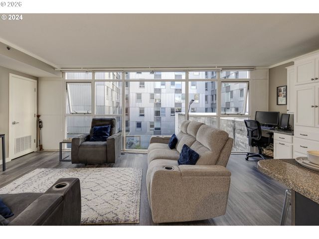 533 Ne HOLLADAY St 409, Portland, OR 97232