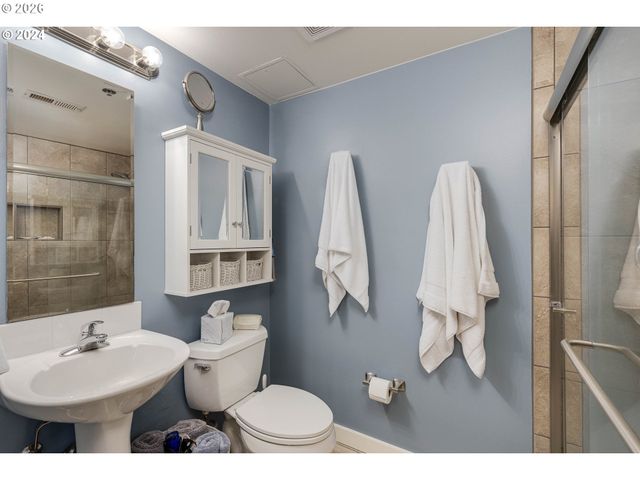 533 Ne HOLLADAY St 409, Portland, OR 97232