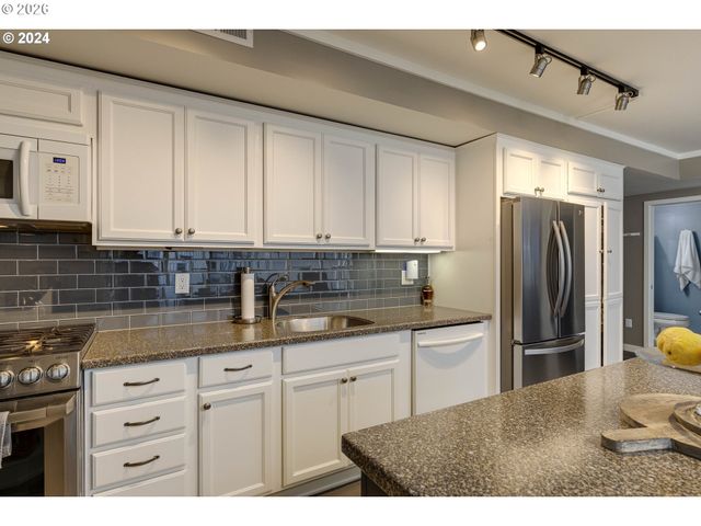 533 Ne HOLLADAY St 409, Portland, OR 97232