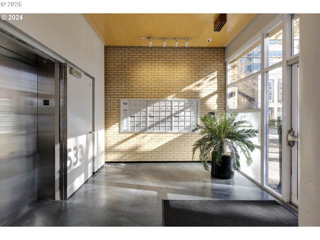 533 Ne HOLLADAY St 409, Portland, OR 97232