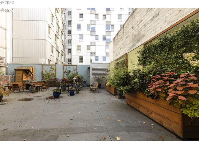 533 Ne HOLLADAY St 409, Portland, OR 97232