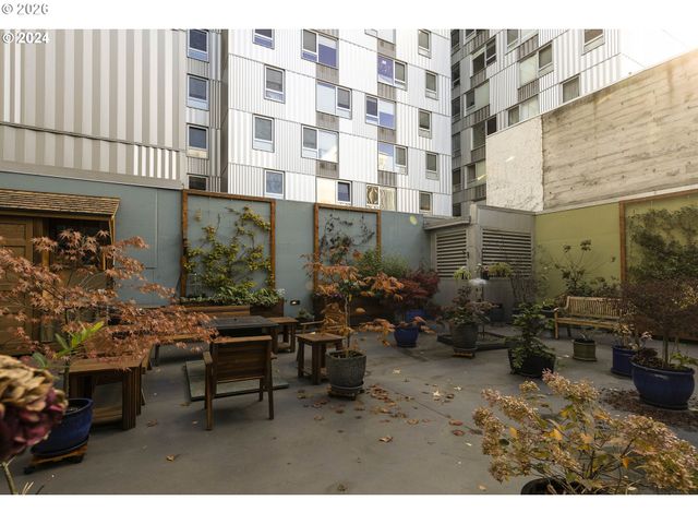 533 Ne HOLLADAY St 409, Portland, OR 97232