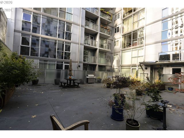 533 Ne HOLLADAY St 409, Portland, OR 97232