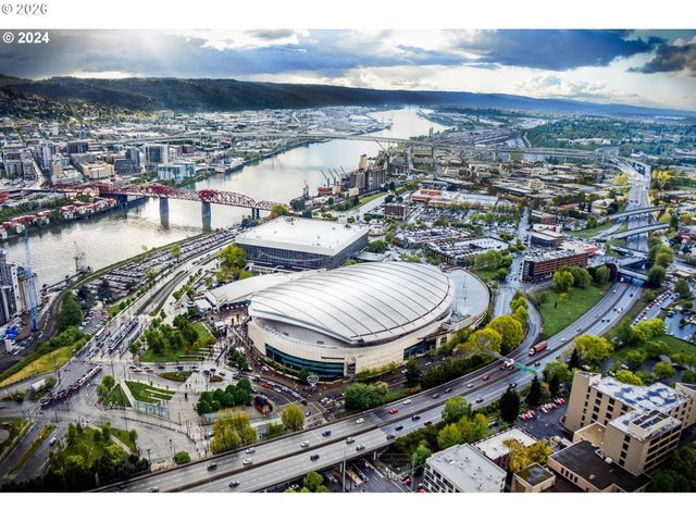 533 Ne HOLLADAY St 409, Portland, OR 97232