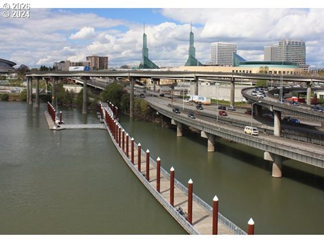 533 Ne HOLLADAY St 409, Portland, OR 97232