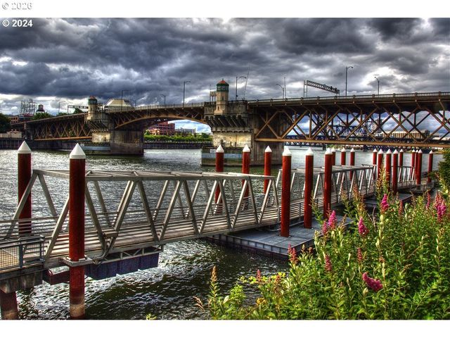 533 Ne HOLLADAY St 409, Portland, OR 97232