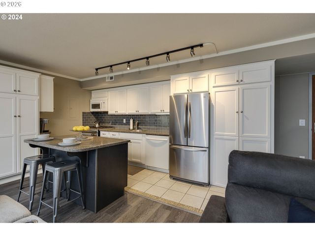 533 Ne HOLLADAY St 409, Portland, OR 97232