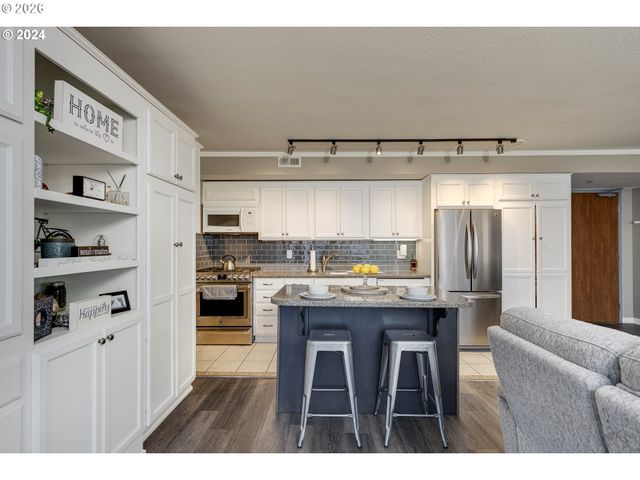 533 Ne HOLLADAY St 409, Portland, OR 97232