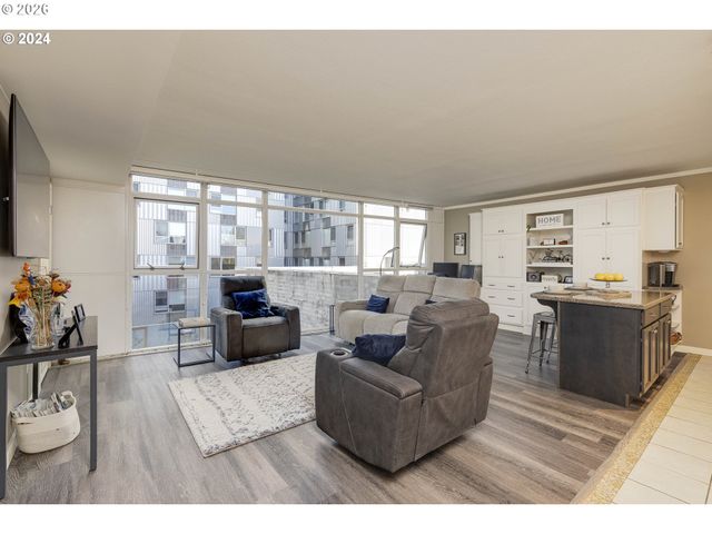 533 Ne HOLLADAY St 409, Portland, OR 97232