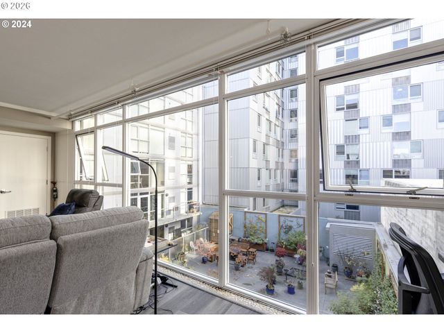 533 Ne HOLLADAY St 409, Portland, OR 97232