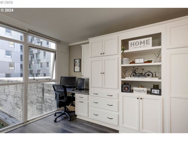 533 Ne HOLLADAY St 409, Portland, OR 97232