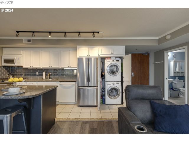 533 Ne HOLLADAY St 409, Portland, OR 97232