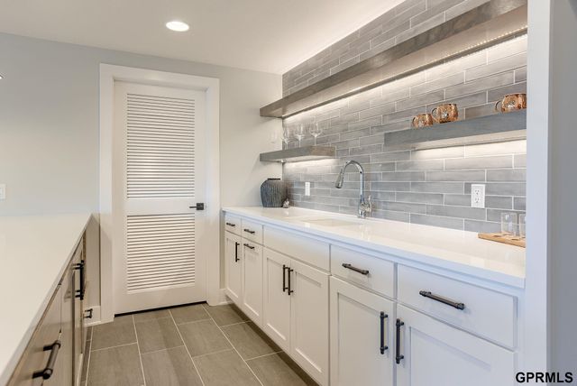 21512 E Circle, Omaha, NE 68022