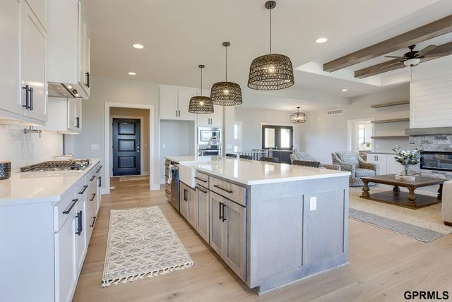 21512 E Circle, Omaha, NE 68022