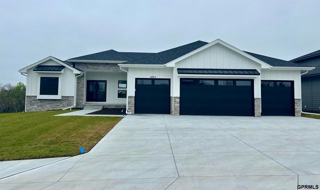 21512 E Circle, Omaha, NE 68022