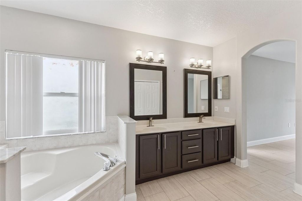 Image 24 of property listing at 1775 NESTLEWOOD TRAIL, Orlando, FL 32837