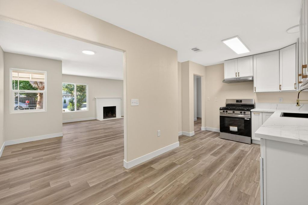 Image 10 of property listing at 1433 E Richert Avenue, Fresno, CA 93704