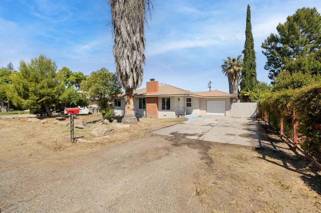 Image 2 of property listing at 1433 E Richert Avenue, Fresno, CA 93704