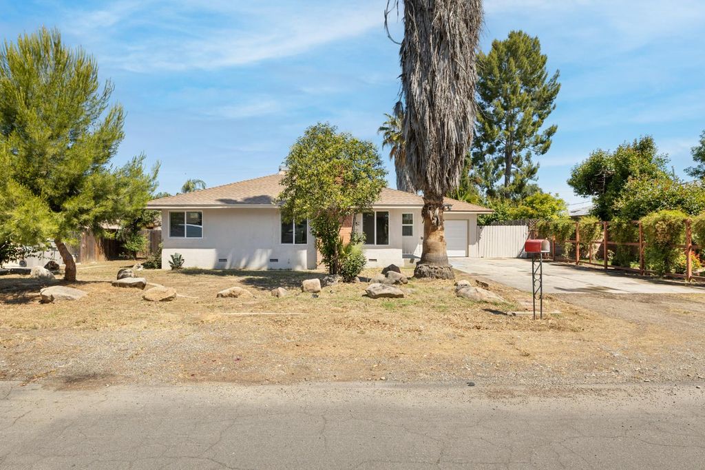 Image 3 of property listing at 1433 E Richert Avenue, Fresno, CA 93704