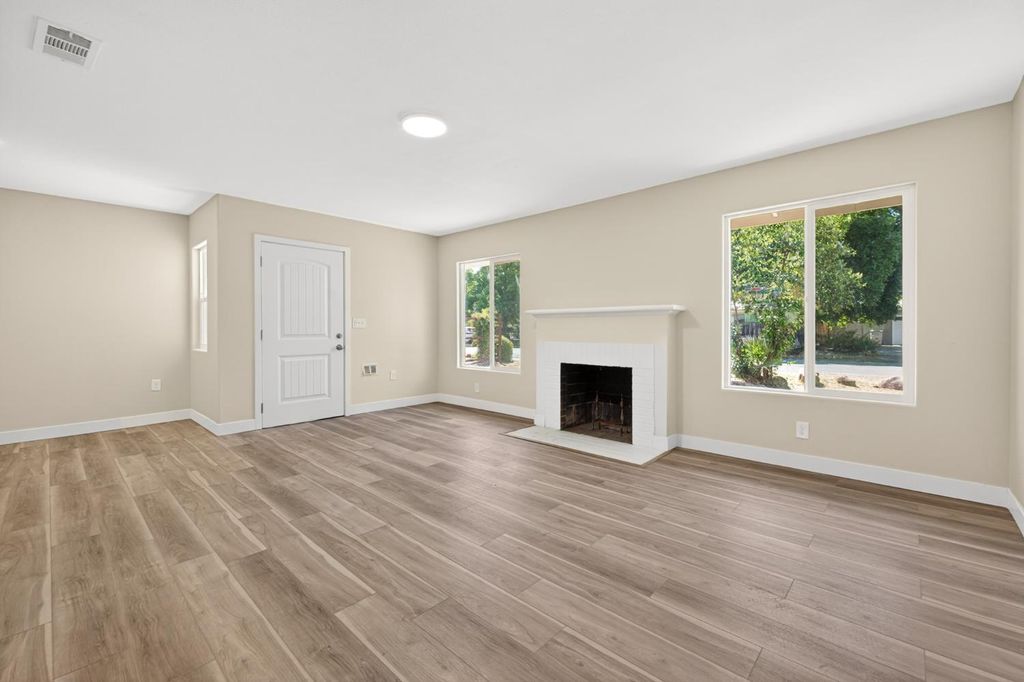 Image 4 of property listing at 1433 E Richert Avenue, Fresno, CA 93704