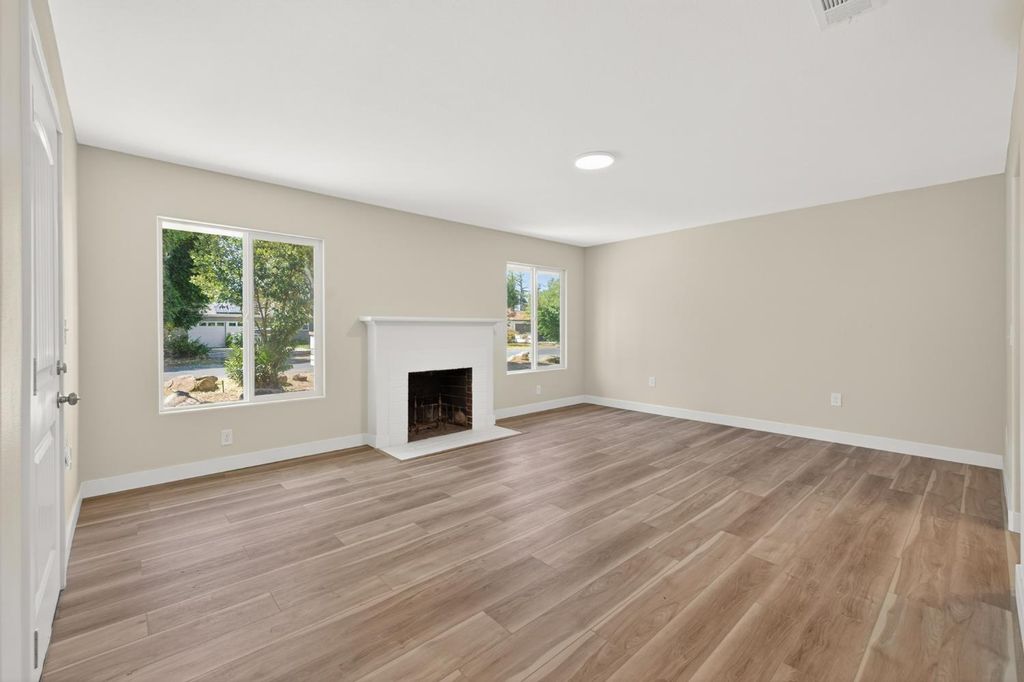 Image 5 of property listing at 1433 E Richert Avenue, Fresno, CA 93704