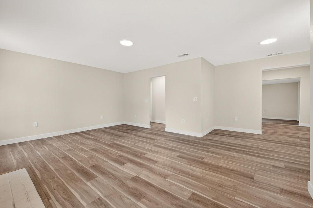 Image 6 of property listing at 1433 E Richert Avenue, Fresno, CA 93704