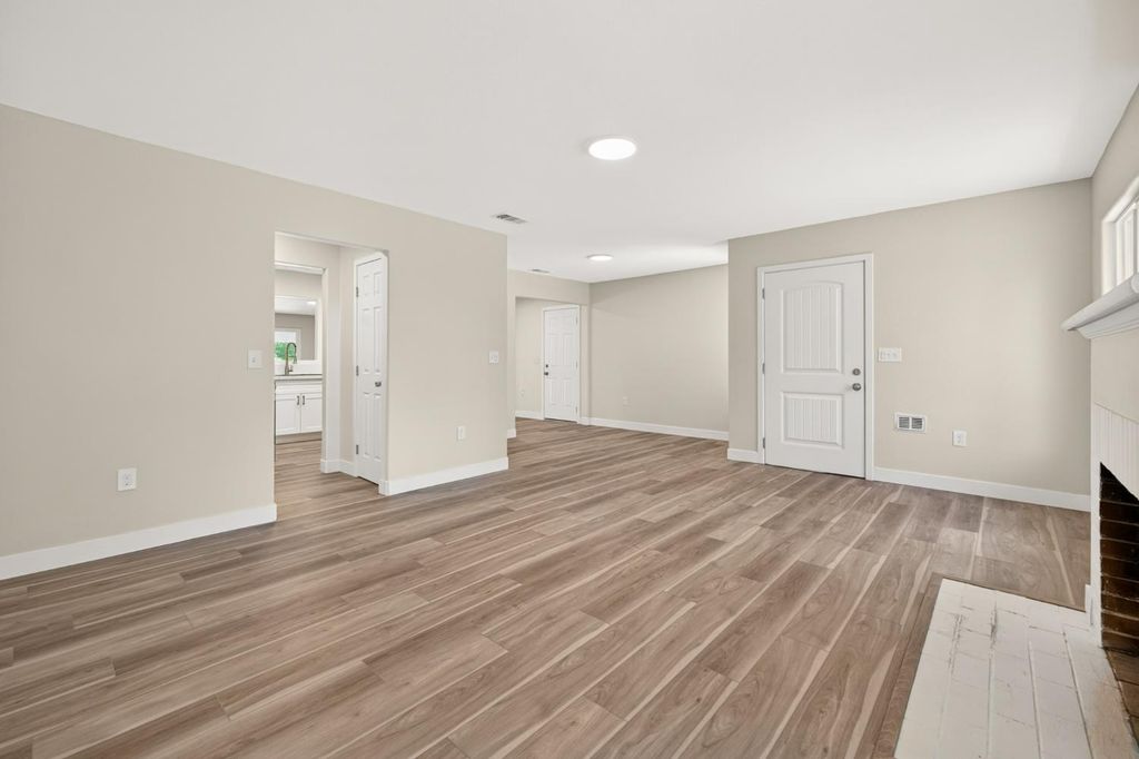 Image 7 of property listing at 1433 E Richert Avenue, Fresno, CA 93704