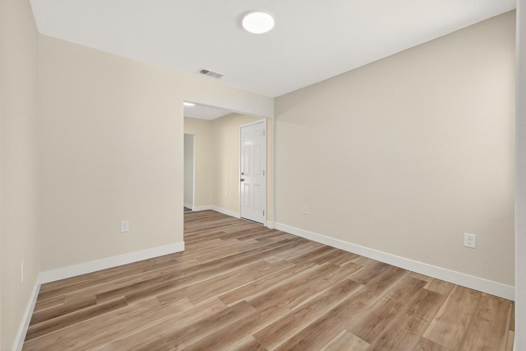 Image 9 of property listing at 1433 E Richert Avenue, Fresno, CA 93704
