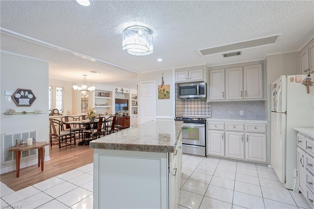 149 Kim DR 149, NAPLES, FL 34104 — photo 4