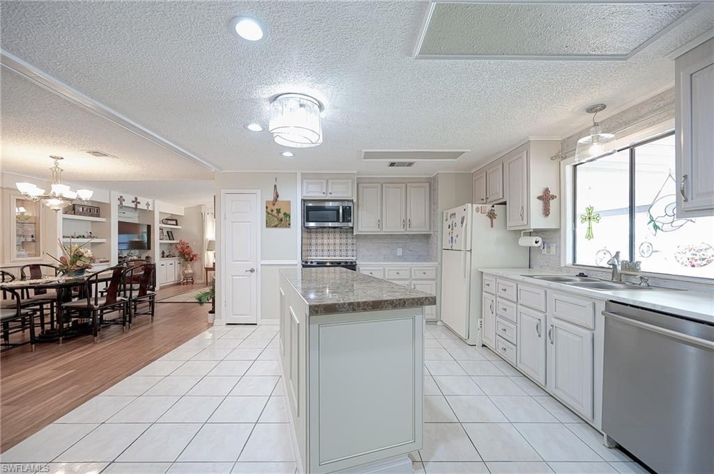 149 Kim DR 149, NAPLES, FL 34104 — photo 5