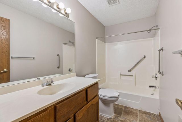 5447 Babcock Trail S206, Inver Grove Heights, MN 55077