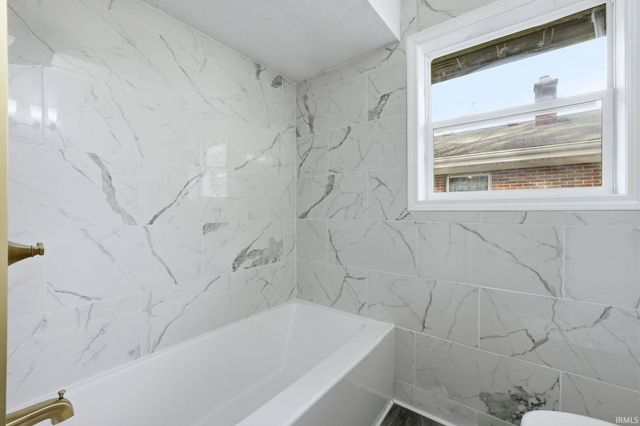 1020 Northlawn Drive, Fort Wayne, IN 46805