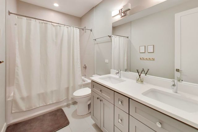 2140 W Rice Street 2E, Chicago, IL 60622