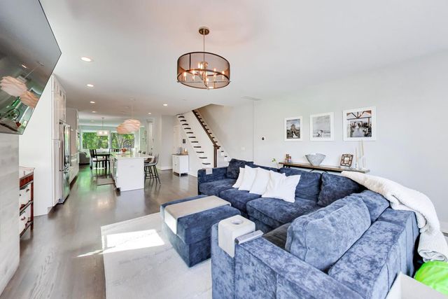 2140 W Rice Street 2E, Chicago, IL 60622