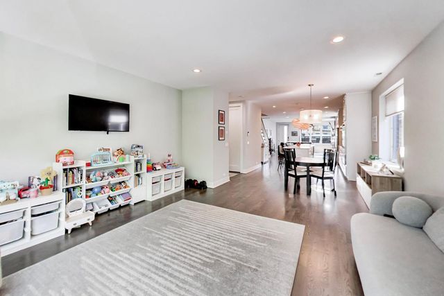 2140 W Rice Street 2E, Chicago, IL 60622