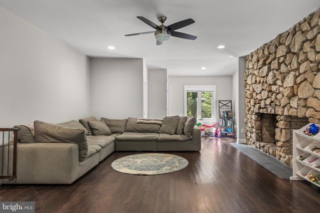 1 BLOOMER DR, Burlington, NJ 08016