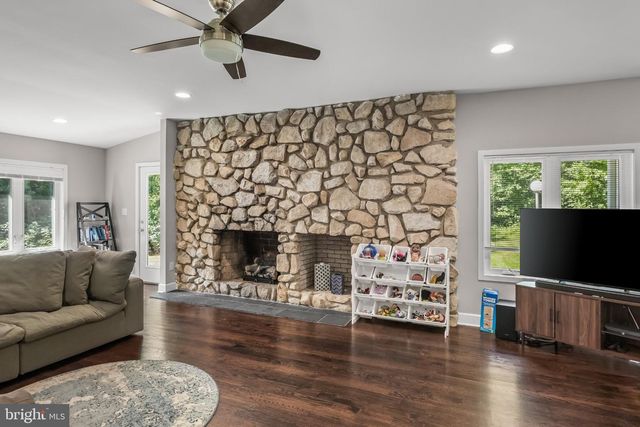 1 BLOOMER DR, Burlington, NJ 08016