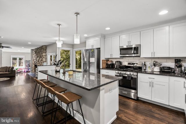 1 BLOOMER DR, Burlington, NJ 08016