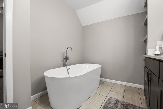1 BLOOMER DR, Burlington, NJ 08016