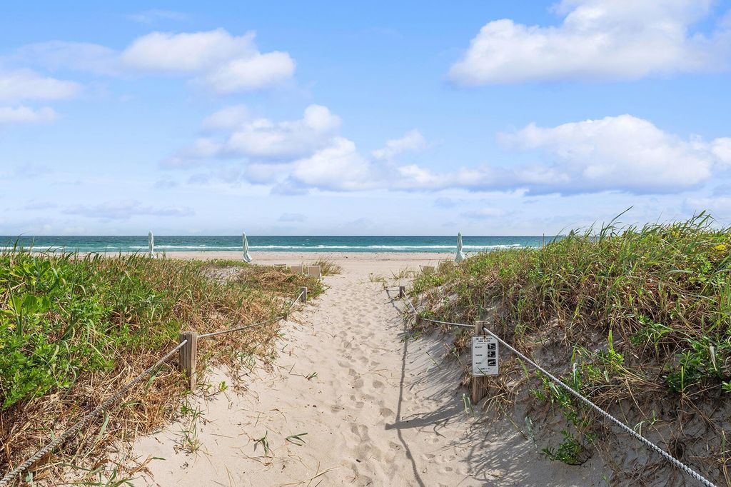 Image 11 of property listing at 2565 S Ocean Boulevard 1180, Palm Beach, FL 33480