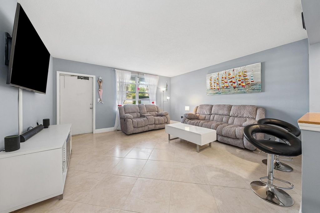 Image 3 of property listing at 2565 S Ocean Boulevard 1180, Palm Beach, FL 33480