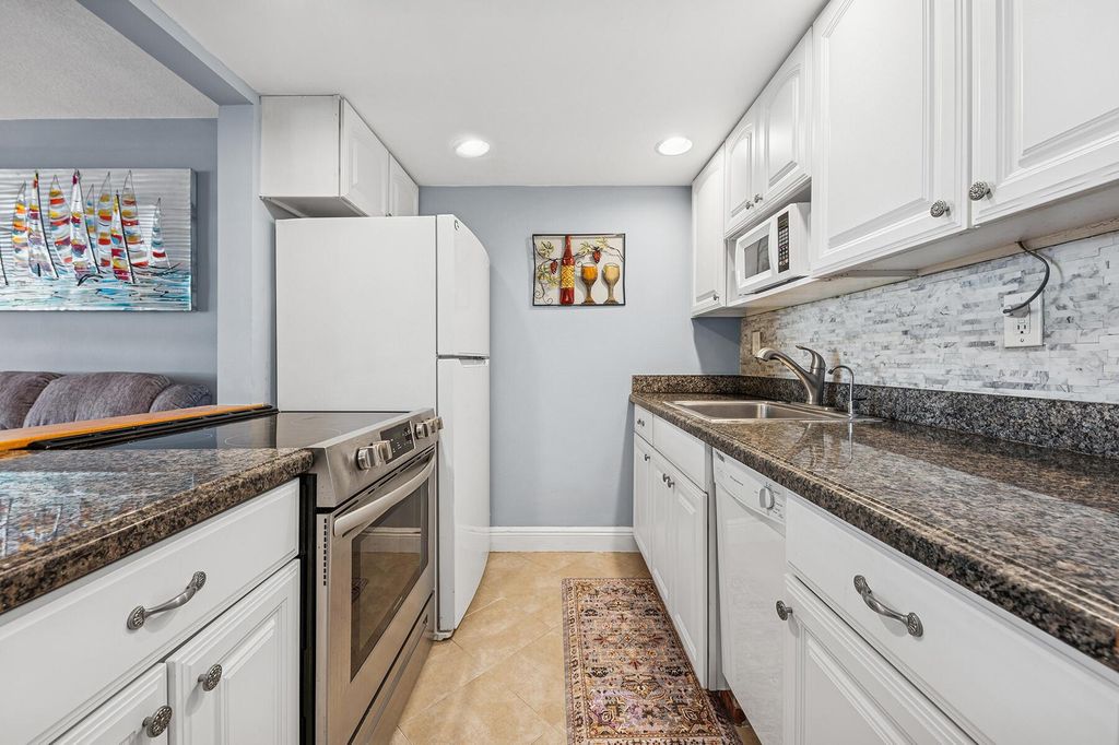 Image 6 of property listing at 2565 S Ocean Boulevard 1180, Palm Beach, FL 33480