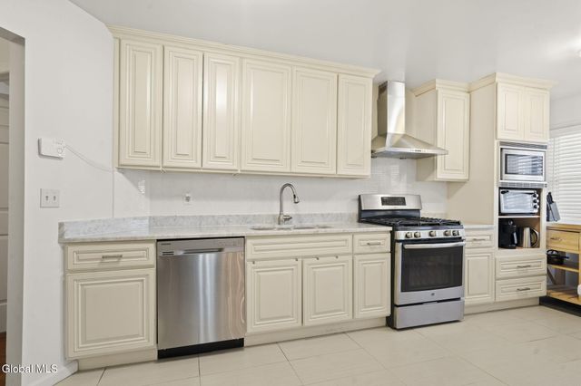 28 Dogwood Lane, Colonie, NY 12211