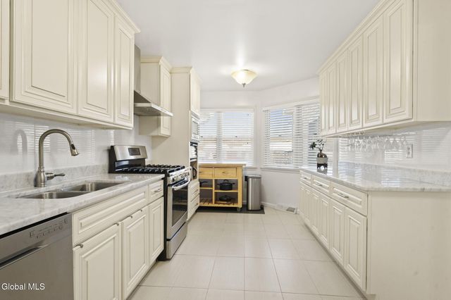 28 Dogwood Lane, Colonie, NY 12211