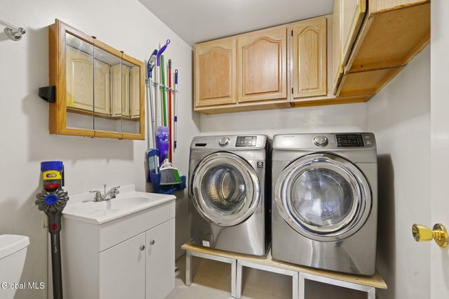 28 Dogwood Lane, Colonie, NY 12211