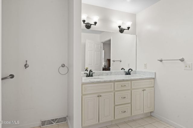 28 Dogwood Lane, Colonie, NY 12211