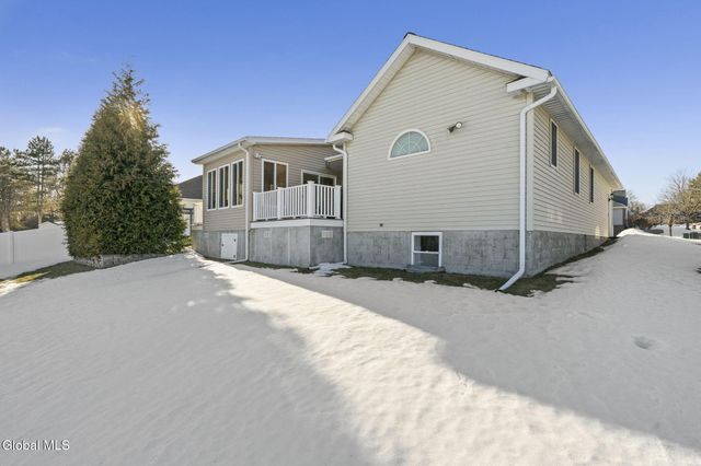 28 Dogwood Lane, Colonie, NY 12211