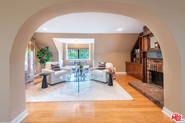 5340 Calvin Avenue, Tarzana (los Angeles), CA 91356