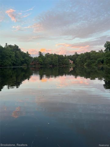 1087 Watersmeet Court, Oxford Charter Township, MI 48371